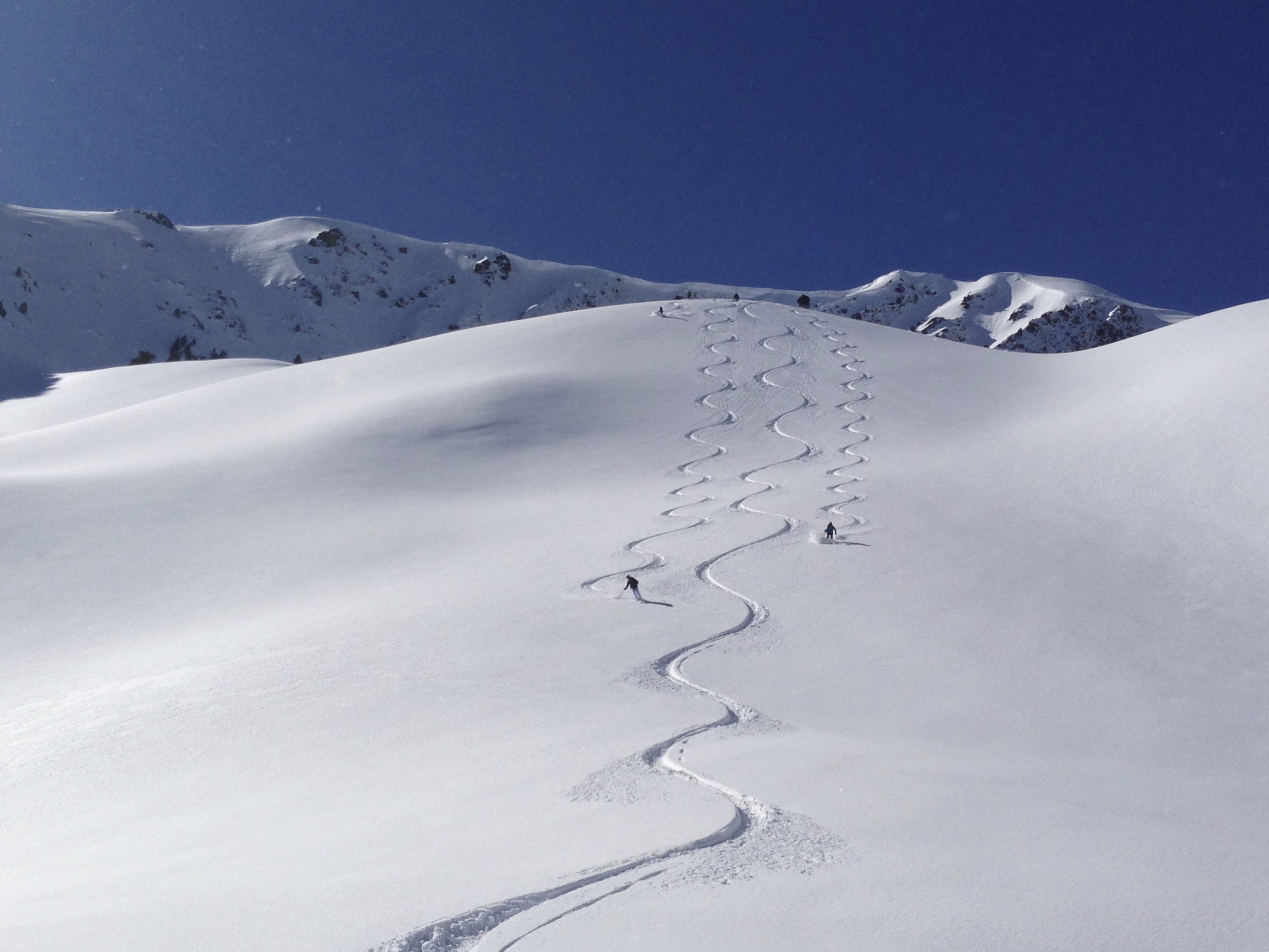 Heliski-Russia-Pyrenees-2-scaled