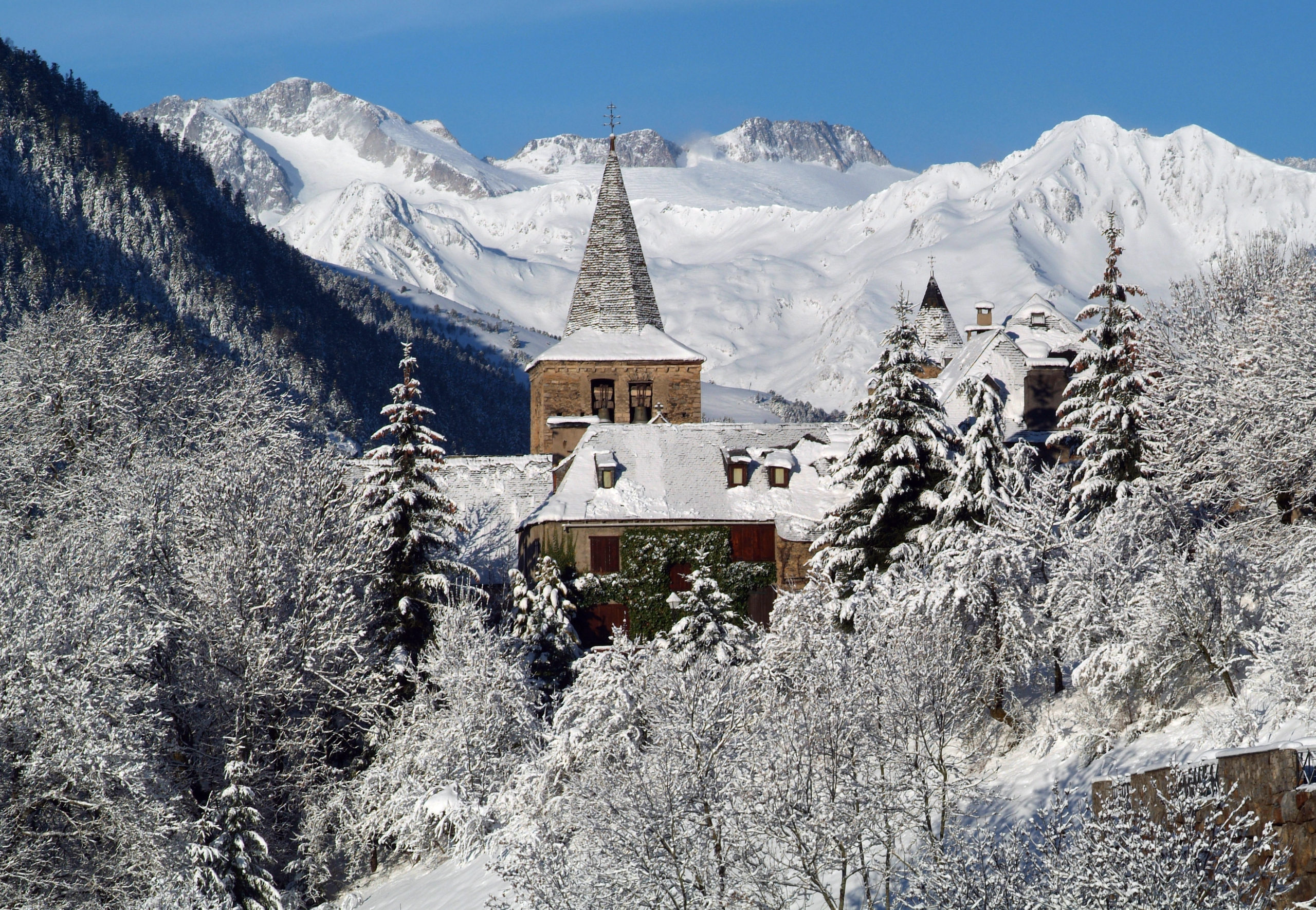 Heliski-Russia-Pyrenees-6-scaled