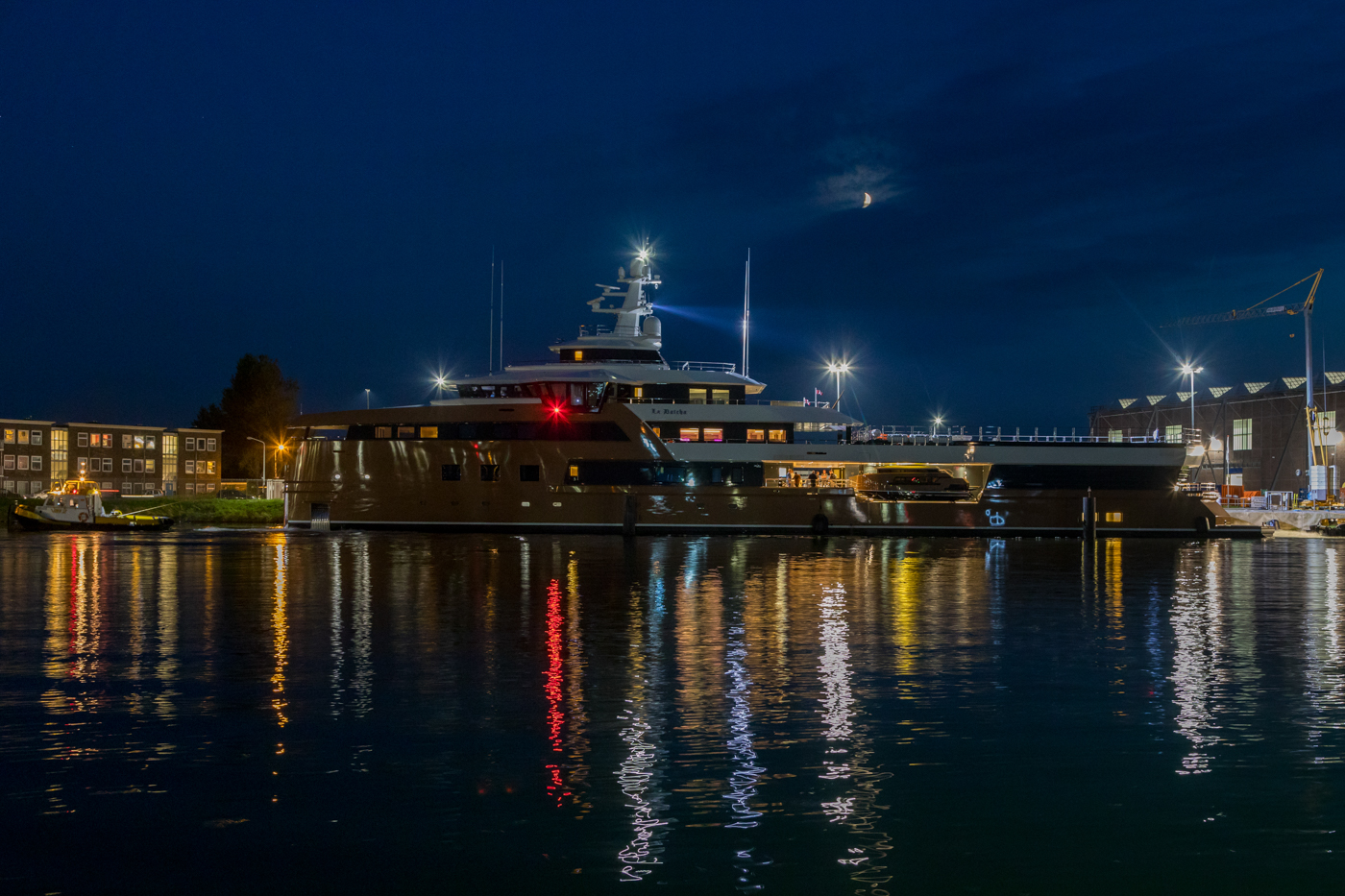 Yacht-La-Datcha-77-Heliski-Russia-10