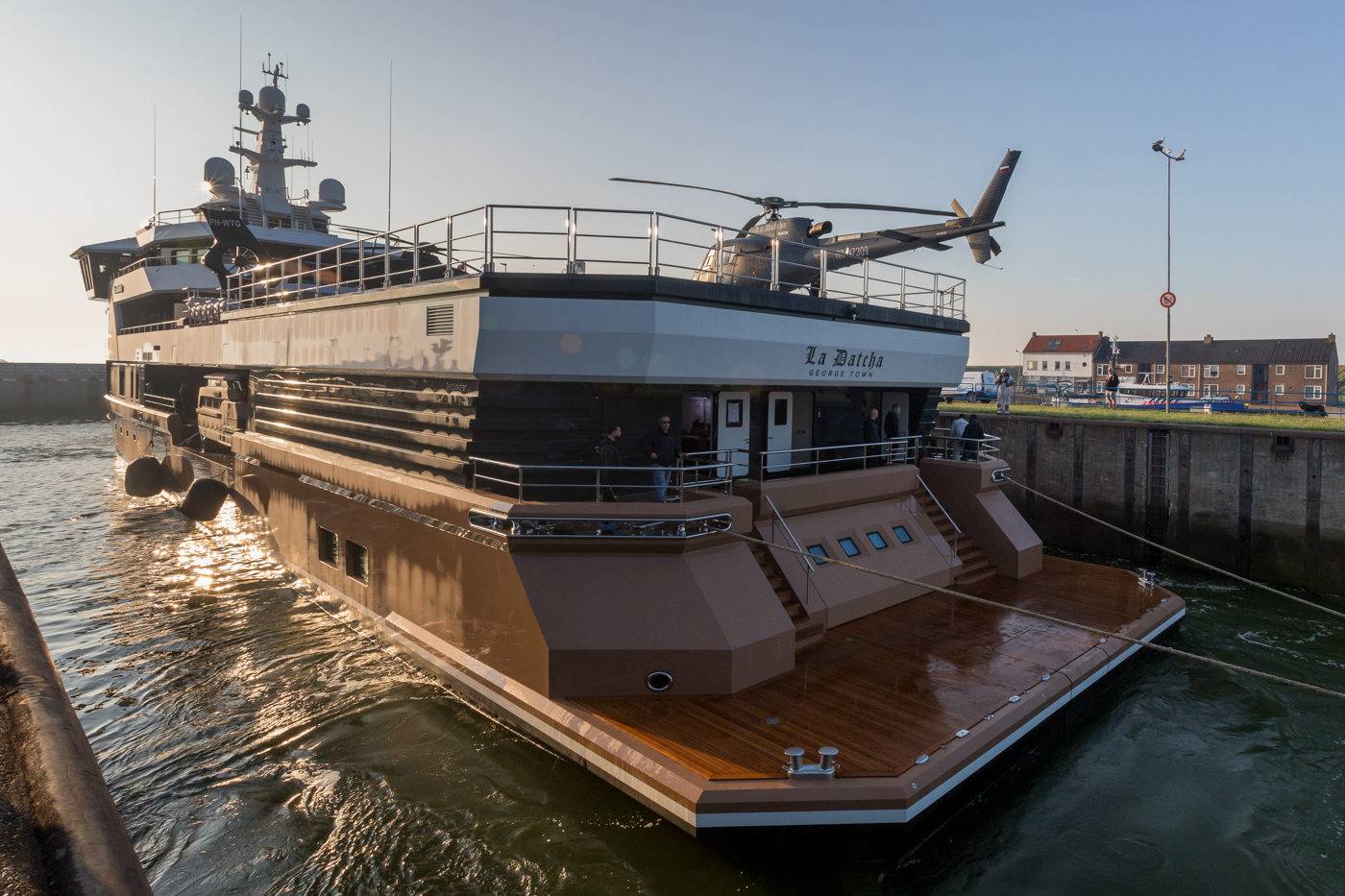 Yacht-La-Datcha-77-Heliski-Russia-15